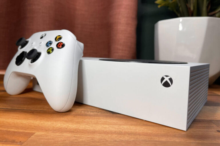 A photo of the Xbox Series S gaming console and a white controller
