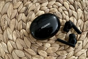 Huawei FreeBuds 4i in Carbon Black on a rattan background