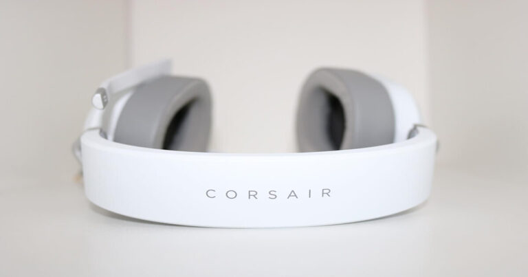 Photo of the CORSAIR HS65 in white