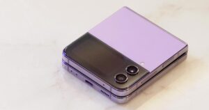 Samsung Galaxy Z Flip 4 in Purple