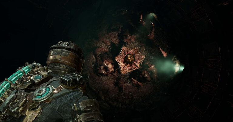 Dead Space Remake Review Screenshot: Isaac fighting a creature