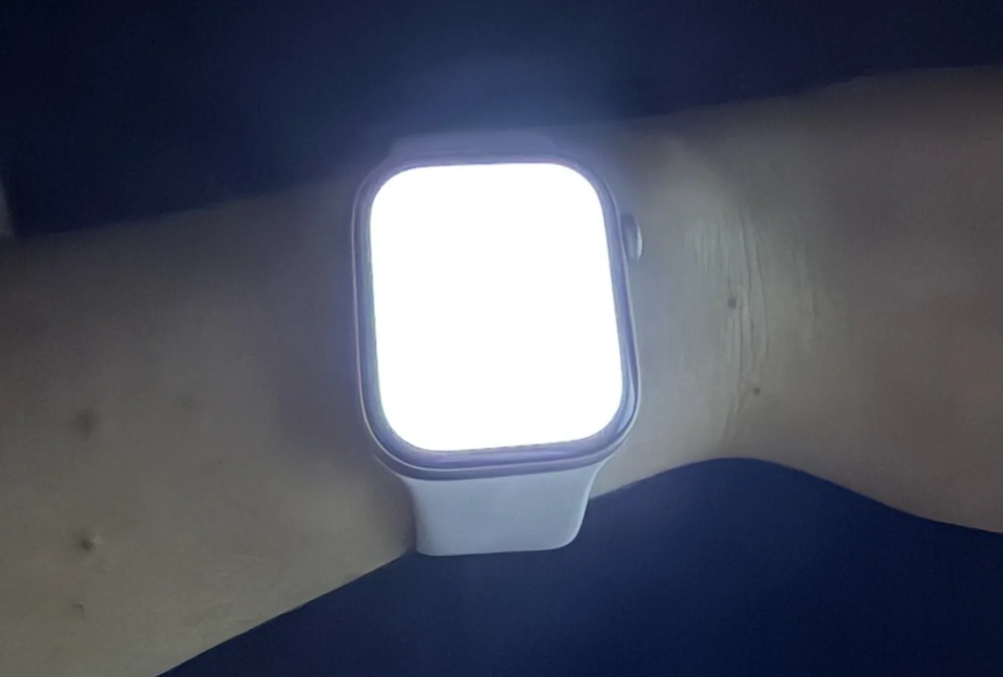 Flashlight mode on Apple Watch Series 11